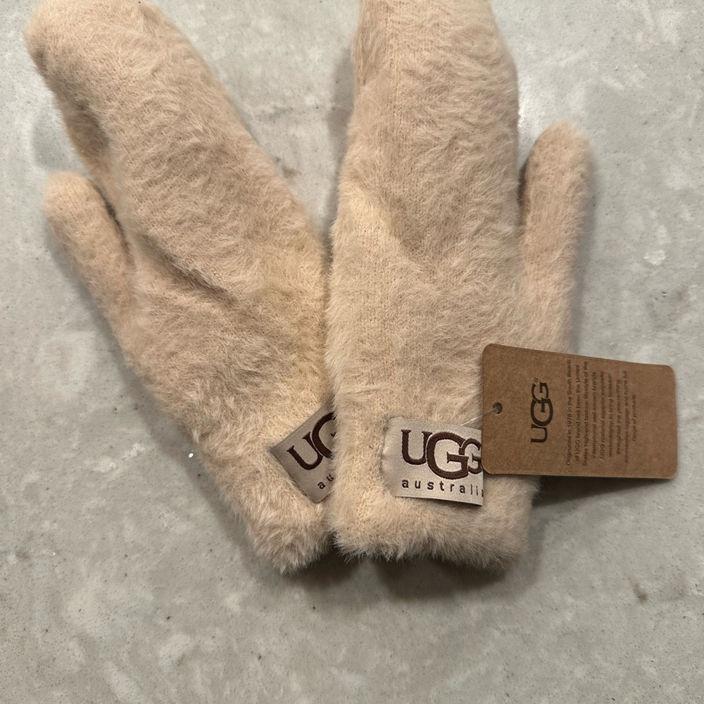 UGG Mittens new with tags Cream